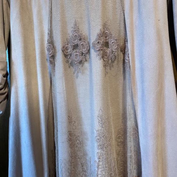 Fancy and formal dress - Picture 3 of 4